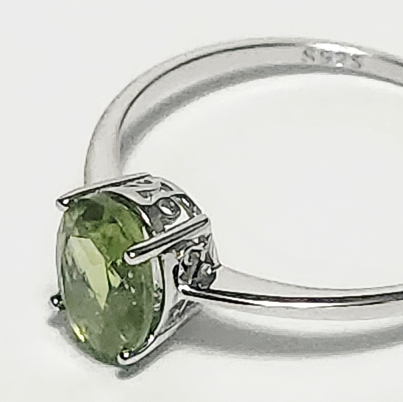 1.25 ct Peridot Sterling Silver Oval Solitaire Ring size 9 NEW - Picture 5 of 9